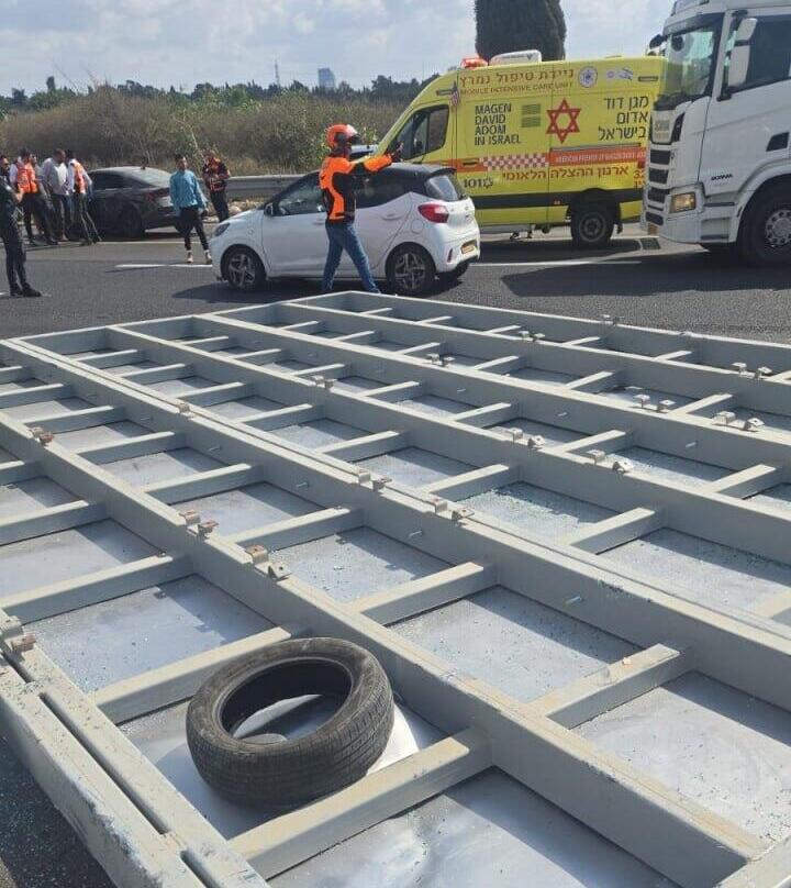 Железная конструкция, рухнувшая на микроавтобус (Фото: "Ихуд-ацала") זירת תאונת הדרכים בכביש 5, בין מינבוס למשאית