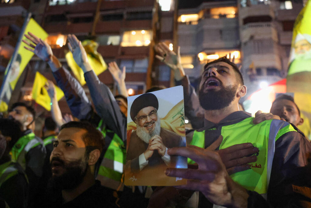 Photo: REUTERS/Mohamed Azakir אבלים משתתפים באירוע לזכרו של נסראללה בביירות