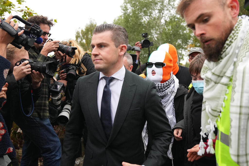 בדרך למשפט בלונדון