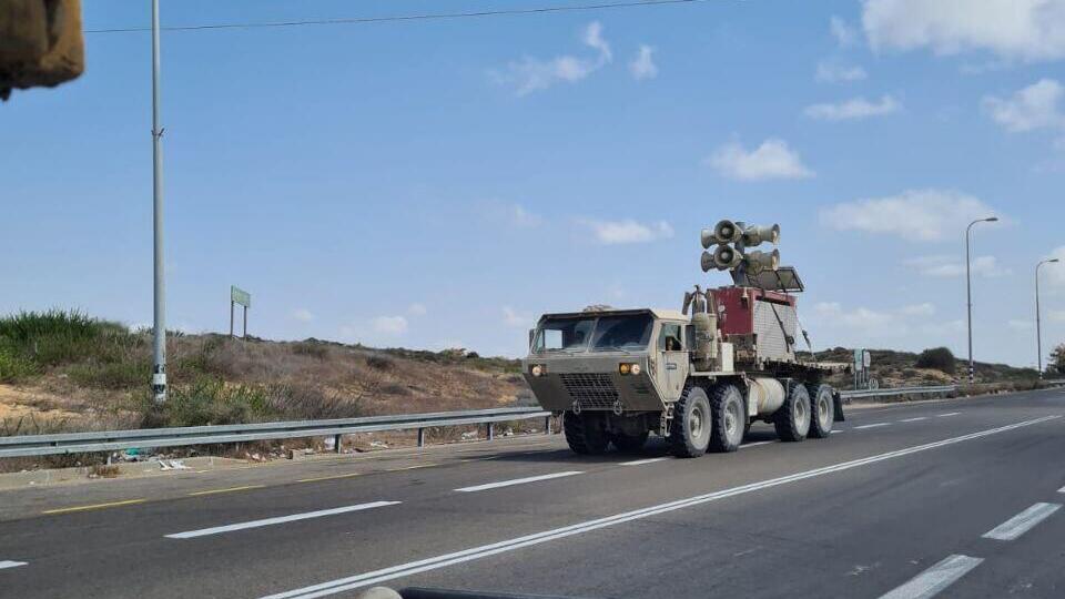 משאית עם הרמקולים בדרך לגבול עזה להשמיע את נאום נתניהו באו"ם