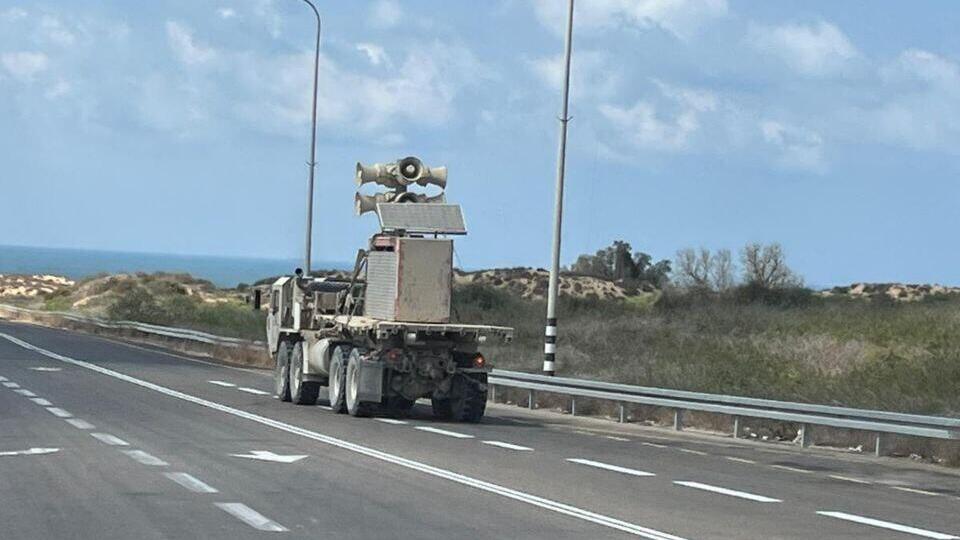 משאית עם הרמקולים בדרך לגבול עזה להשמיע את נאום נתניהו באו"ם