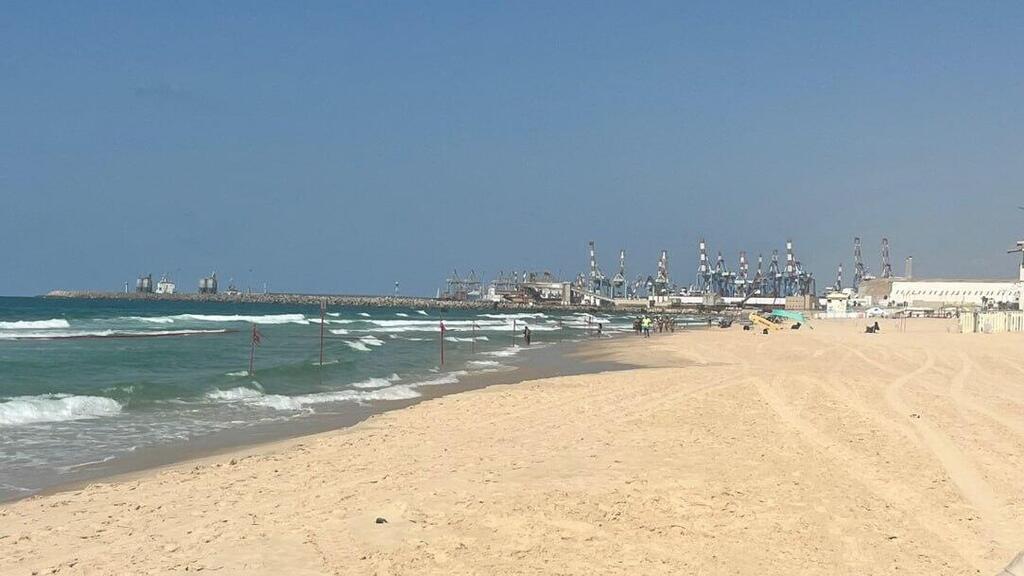 מתרחצים בחוף ים באשדוד בזמן החיפושים אחר הכריש