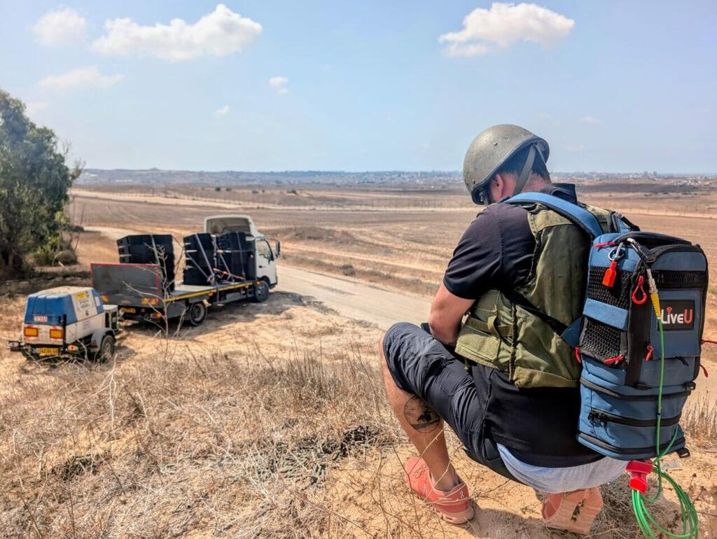 מערכות רמקולים ענקיות משמיעות את נאום נתניהו בגבול עזה