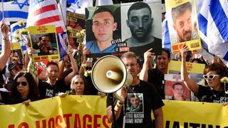 משפחות חטופים מחוץ לבניין האו"ם