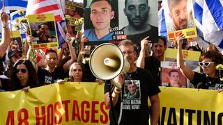 משפחות חטופים מחוץ לבניין האו"ם