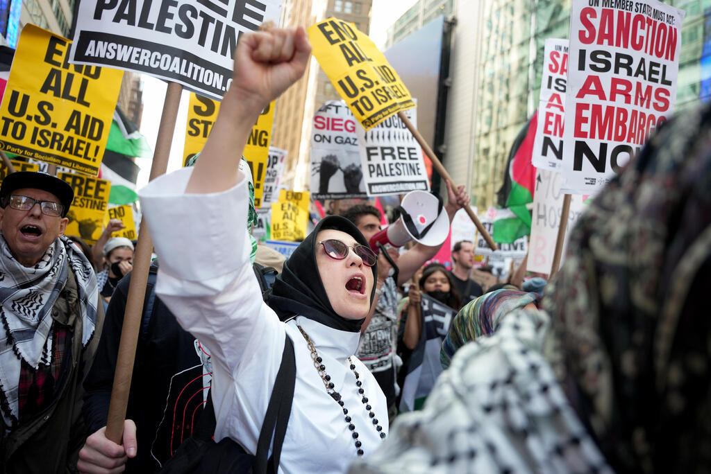 Anti-Israel protest in New York during Netanyahu’s address to the UN General Assembly in 2025 (Photo: AP Photo/Angelina Katsani) הפגנה נגד ישראל ב ניו יורק במקביל לנאום נתניהו בעצרת האו"ם או"ם