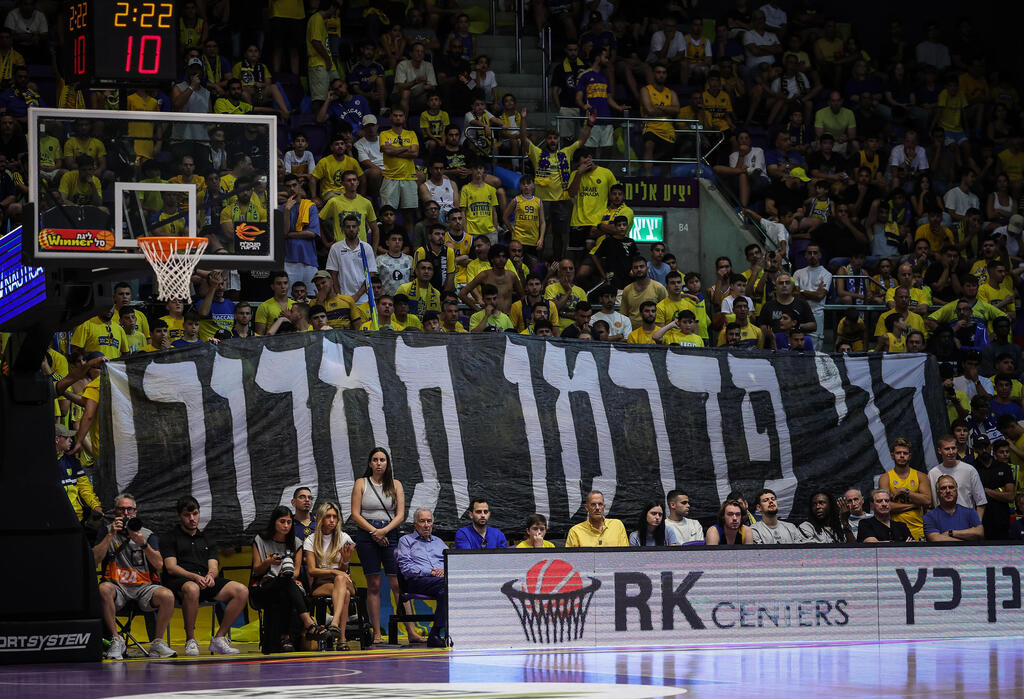 שלט של אוהדי מכבי ת"א נגד דני פדרמן