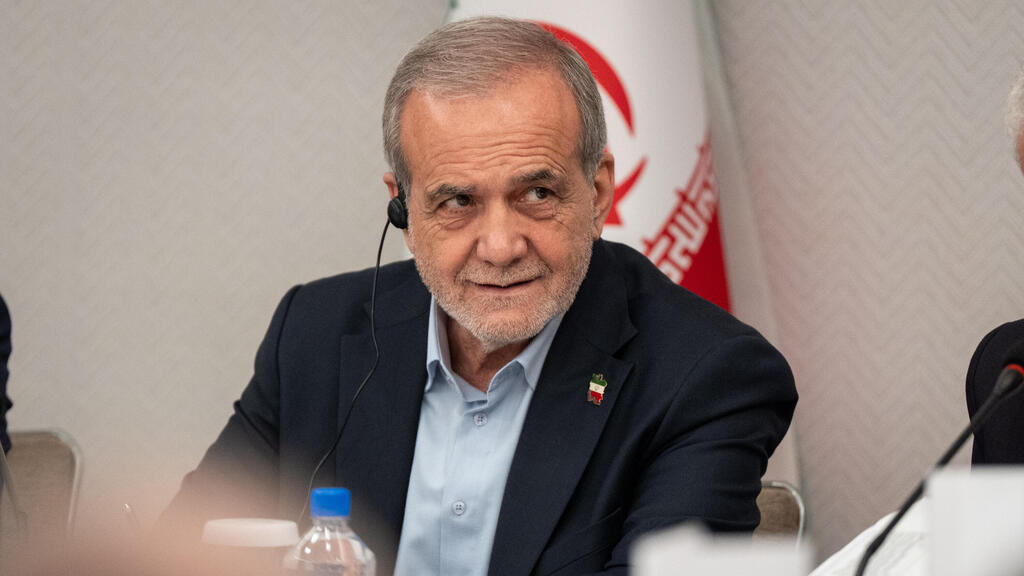 מסעוד פזשכיאן בתדרוך עיתונאים בניו יורק