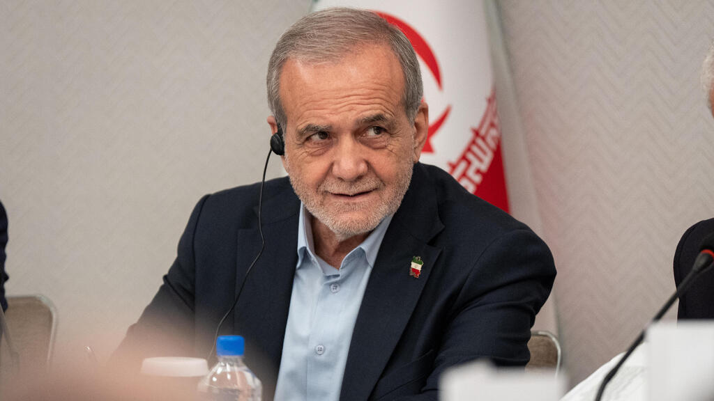 Iranian President Masoud Pezeshkian says war is not in the best interest of his country (Photo: Angelina Katsanis/AP) מסעוד פזשכיאן בתדרוך עיתונאים בניו יורק