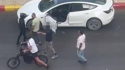 תיעוד: תושב כפר קרע תוקף אזרחים ברחוב סוקולוב בהוד השרון