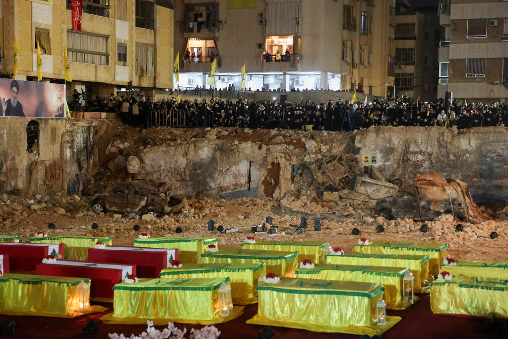 Photo: REUTERS/Mohamed Azakir תומכי חיזבאללה בזירה בה חוסל חסן נסראללה