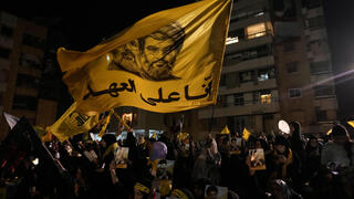 תומכי חיזבאללה במהלך אירוע לציון יום השנה לחיסול מנהיג חיזבאללה, חסן נסראללה, בביירות 