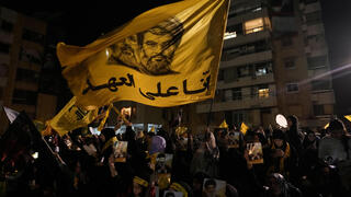 תומכי חיזבאללה במהלך אירוע לציון יום השנה לחיסול מנהיג חיזבאללה, חסן נסראללה, בביירות 