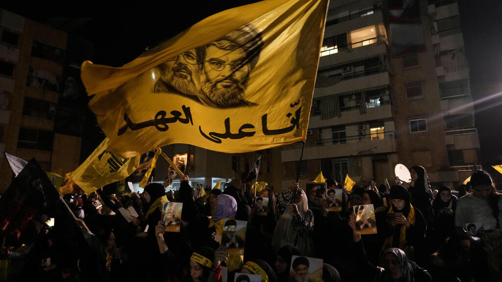 Демонстрация сторонников Хизбаллы в Бейруте (Фото: AP Photo/Hassan Ammar) תומכי חיזבאללה במהלך אירוע לציון יום השנה לחיסול מנהיג חיזבאללה, חסן נסראללה, בביירות