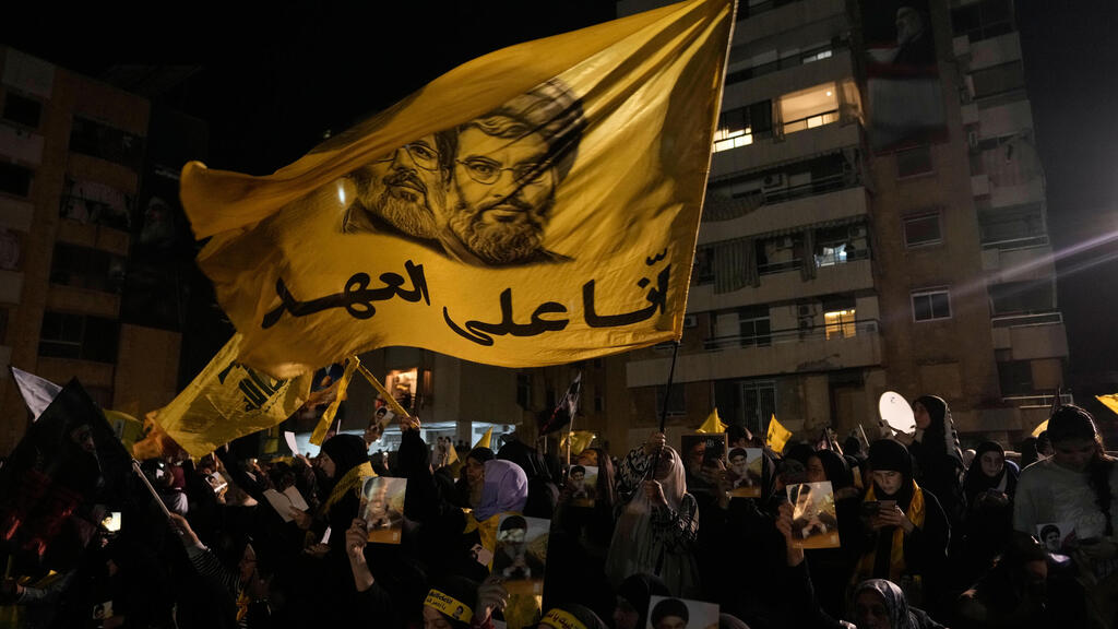 Активисты Хизбаллы в Бейруте (Фото: AP Photo/Hassan Ammar) תומכי חיזבאללה במהלך אירוע לציון יום השנה לחיסול מנהיג חיזבאללה, חסן נסראללה, בביירות