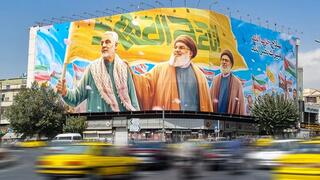 תמונה שנתלתה  בכיכר המהפכה בטהרן לציון שנה ל לחיסולו של חסן נסראללה