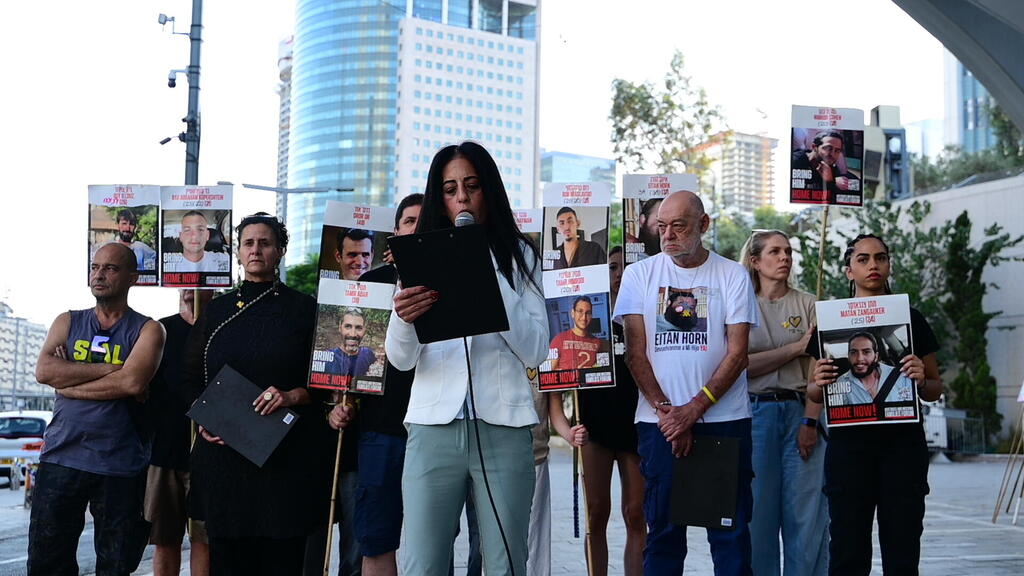 Эйнав Цангаукер выступает с совместным заявлением семей заложников (Фото: Юваль Хен) הצהרת משפחות החטופים בשער בגין