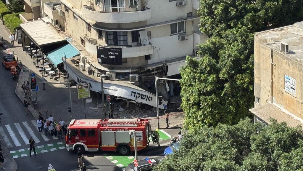 Место обрушения балкона (Фото: Гили) קריסת מרפסת והרס רב בסניף של יאשקה ברחוב דיזנגוף בתל אביב