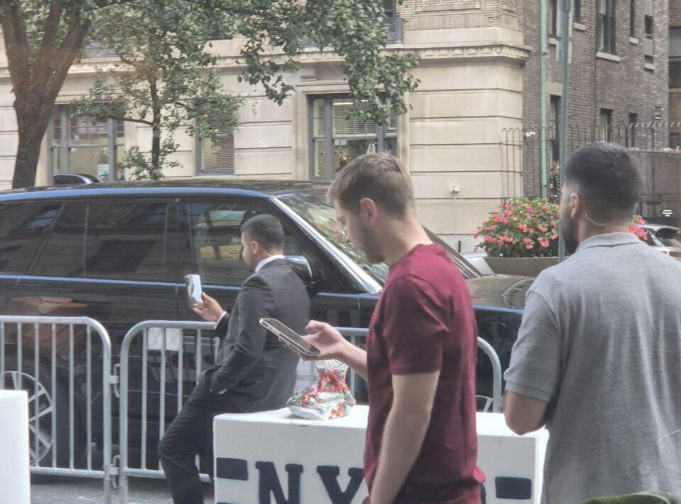 יאיר נתניהו יוצא לארוחת ערב לכבוד הוריו במנהטן