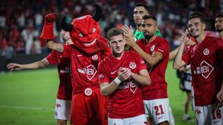 שחקני הפועל ת"א חוגגים עם רוי קורין