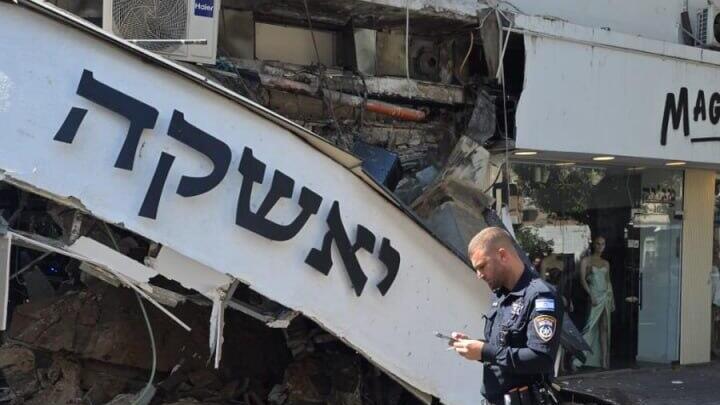 Обрушение балкона (Фото: полиция) קריסת מרפסת והרס רב בסניף של יאשקה ברחוב דיזנגוף בתל אביב