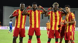 שחקני מ.ס אשדוד חוגגים עם יוג'ין אנסה