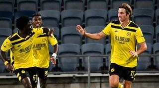 ווילסון האריס חוגג עם חבריו