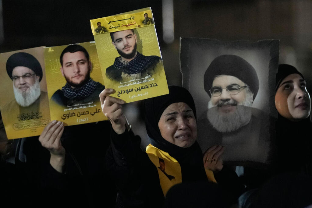 Photo: AP Photo/Hassan Ammar תומכי חיזבאללה בזירה בה חוסל חסן נסראללה