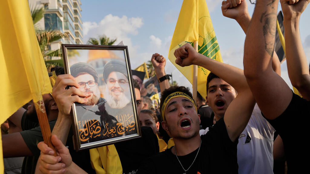 Сторонники Хизбаллы (Фото: AP Photo/Hussein Malla) תומכי חיזבאללה במהלך אירוע לציון יום השנה לחיסול מנהיג חיזבאללה, חסן נסראללה, בביירות