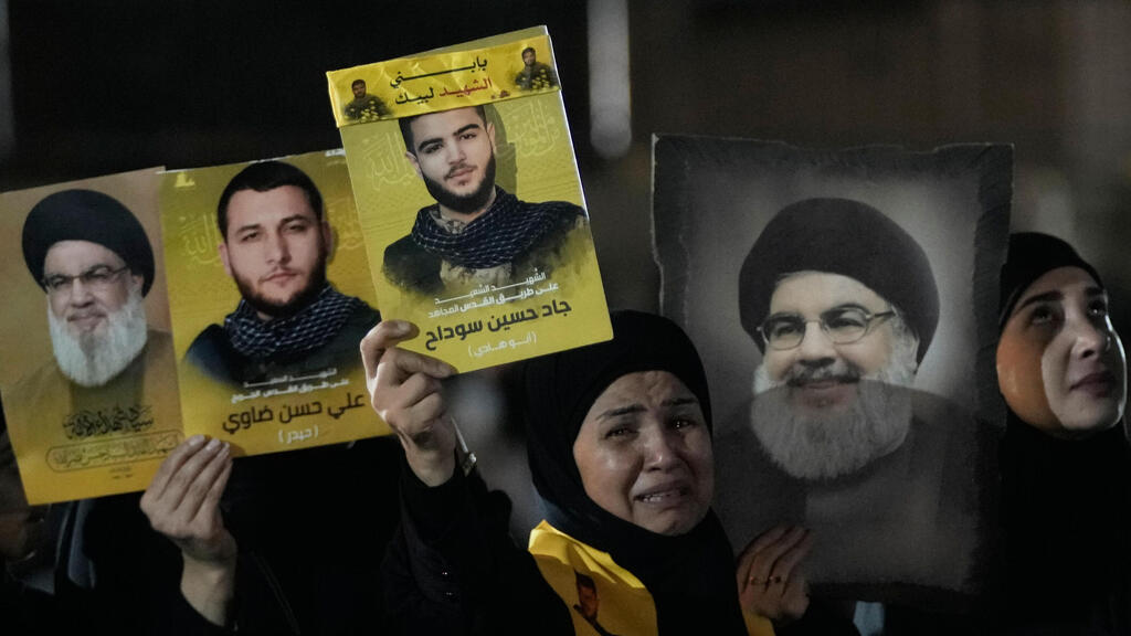 Photo: AP/ Hassan Ammar תומכי חיזבאללה במהלך אירוע לציון יום השנה לחיסול מנהיג חיזבאללה, חסן נסראללה, בביירות