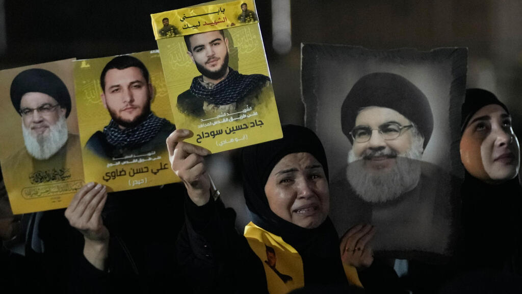 תומכי חיזבאללה במהלך אירוע לציון יום השנה לחיסול מנהיג חיזבאללה, חסן נסראללה, בביירות 