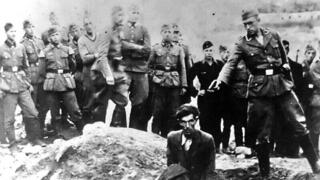 התמונה שצולמה ביולי 1941 וזכתה לכינוי "היהודי האחרון בוויניצה"