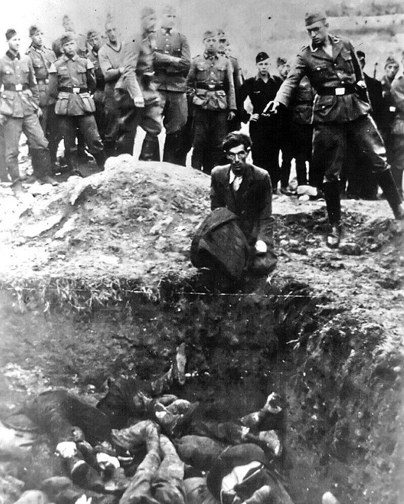 התמונה שצולמה ביולי 1941 וזכתה לכינוי "היהודי האחרון בוויניצה"