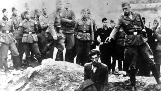 התמונה שצולמה ביולי 1941 וזכתה לכינוי "היהודי האחרון בוויניצה"