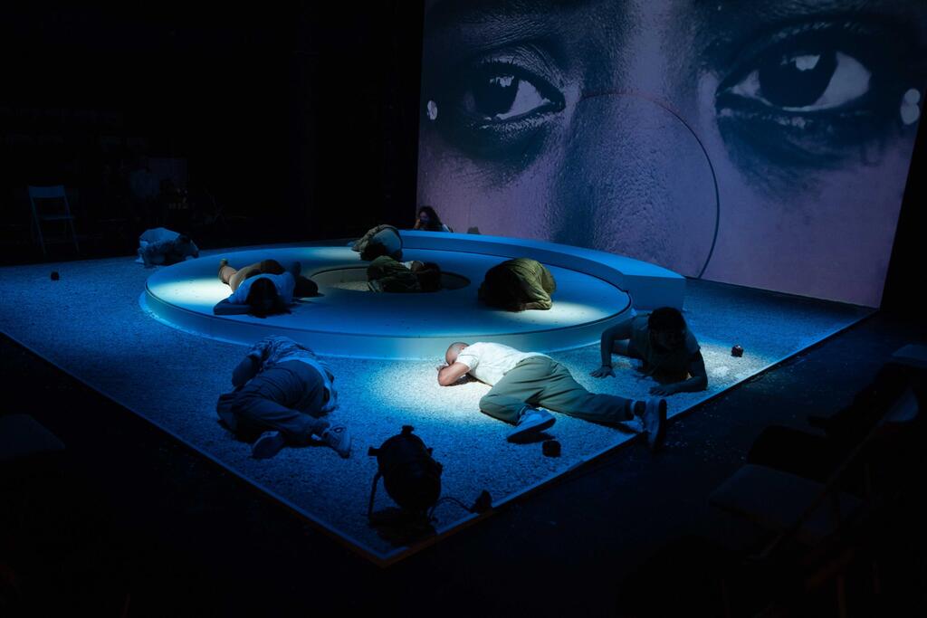 Сцена из спектакля "Триггер-предупреждение" 