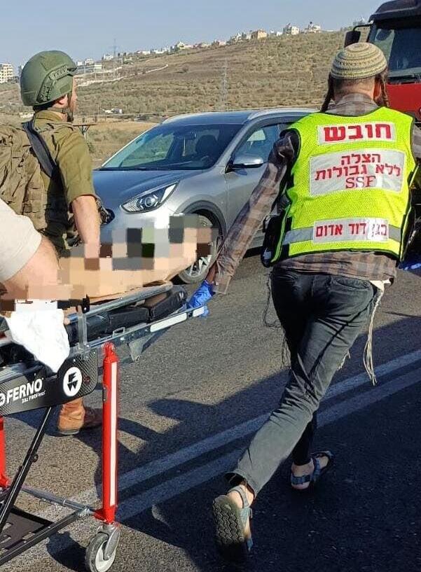 פינוי הפצוע מהזירה בצומת ג'ית