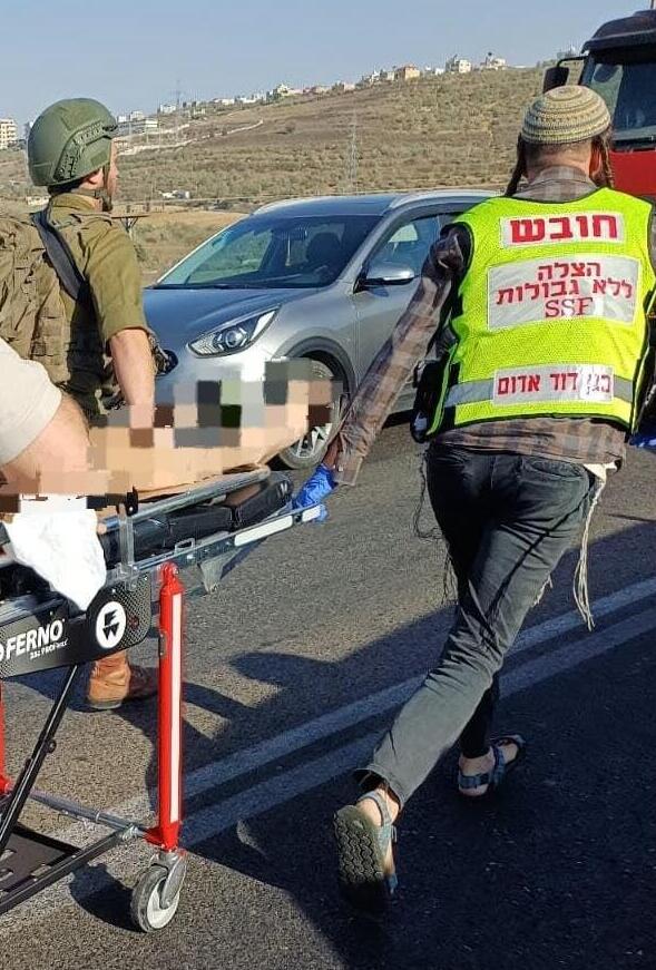 פינוי הפצוע מהזירה בצומת ג'ית