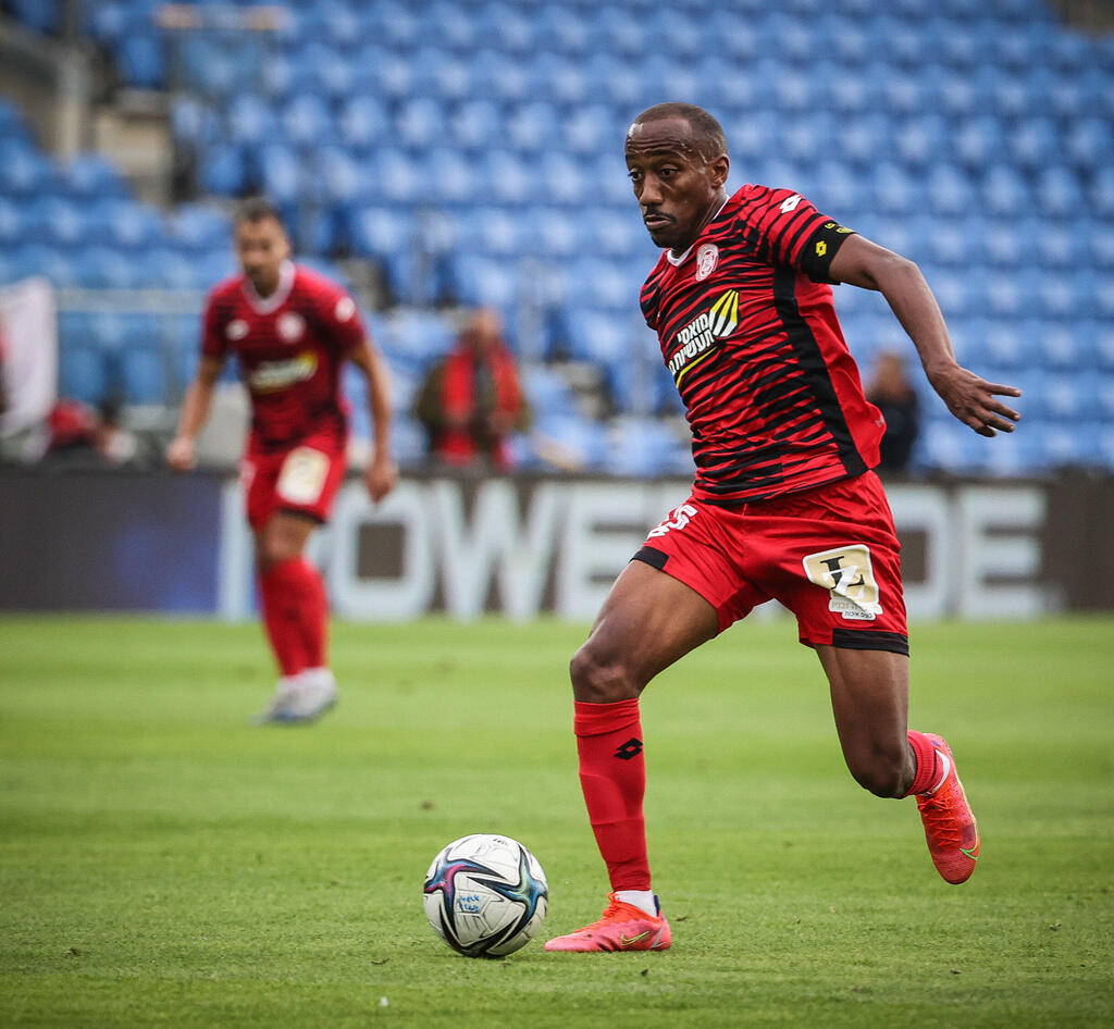 Zalka in Hapoel Hadera kit (Photo: Oz Moalem) מנשה זלקה במדי הפועל חדרה