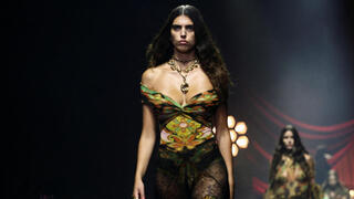 סאן מזרחי בתצוגת אביב-קיץ 2026 של אטרו