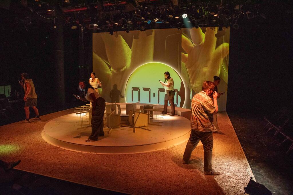 Сцена из спектакля "Триггер-предупреждение" 