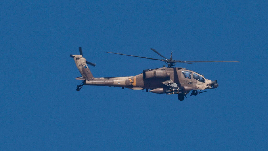 Photo: Amir Cohen/ Reuters מסוק מעל רצועת עזה