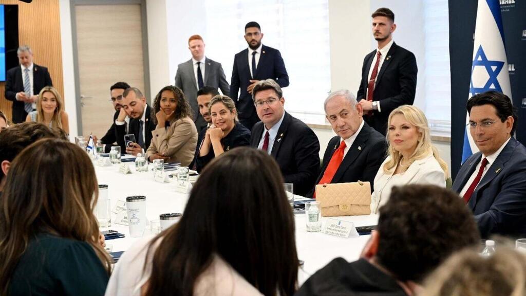 Нетаниягу с супругой на встрече с поселенцами (Фото: Ави Охайон, ЛААМ ) ראש הממשלה בנימין נתניהו נפגש עם משפיענים אמריקנים בניו יורק