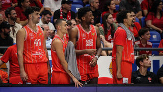 שחקני הפועל ת"א דן אוטורו, ים מדר, קולין מלקולם, תומר גינת