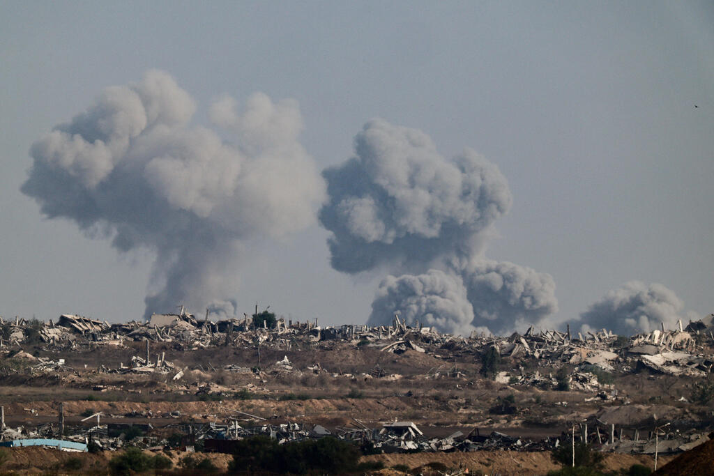 IDF strikes in Gaza (Photo: REUTERS/Amir Cohen) רצועת עזה עשן תקיפות צה"ל