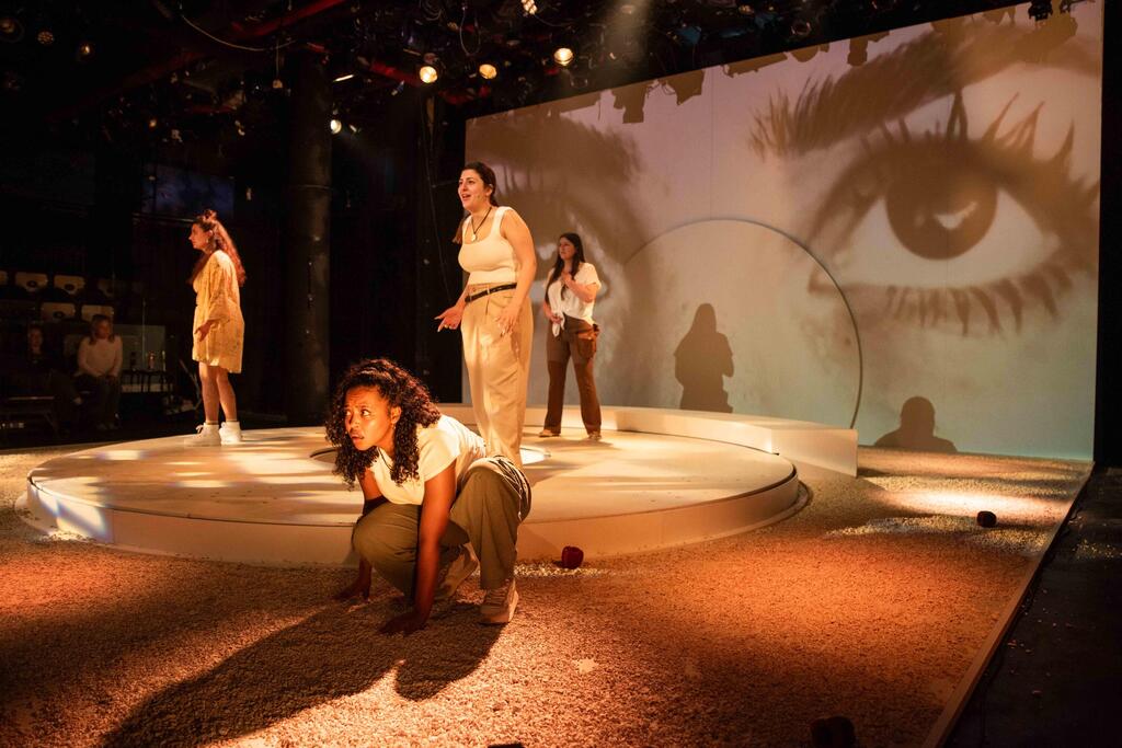 Сцена из спектакля "Триггер-предупреждение" 