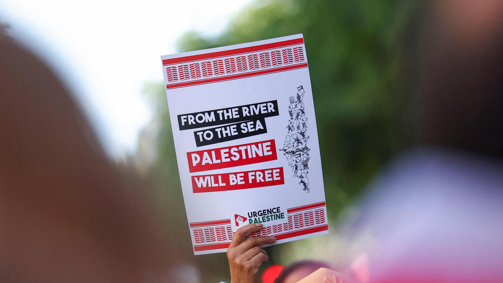 An anti-Israel protest in Paris (Photo: Abdul Saboor ) "מהנהר לים, פלסטין תהיה חופשית": שלט בהפגנה אנטי-ישראלית בפריז
