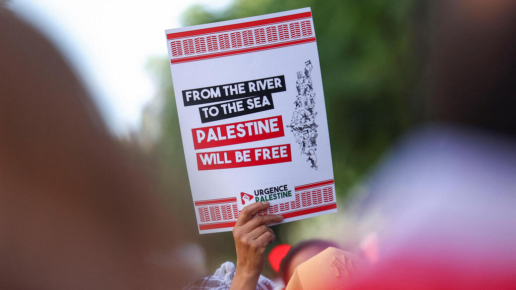 Sign at anti-Israel demonstration in Paris (Photo: Abdul Saboor / Reuters) "מהנהר לים, פלסטין תהיה חופשית": שלט בהפגנה אנטי-ישראלית בפריז