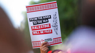 "מהנהר לים, פלסטין תהיה חופשית": שלט בהפגנה אנטי-ישראלית בפריז
