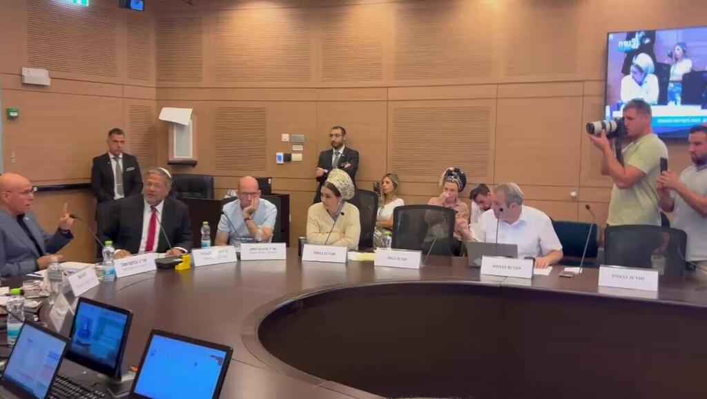 יו"ר צביקה פוגל מוציא את ח"כ גלעד קריב מהדיון בוועדת החוץ והביטחון