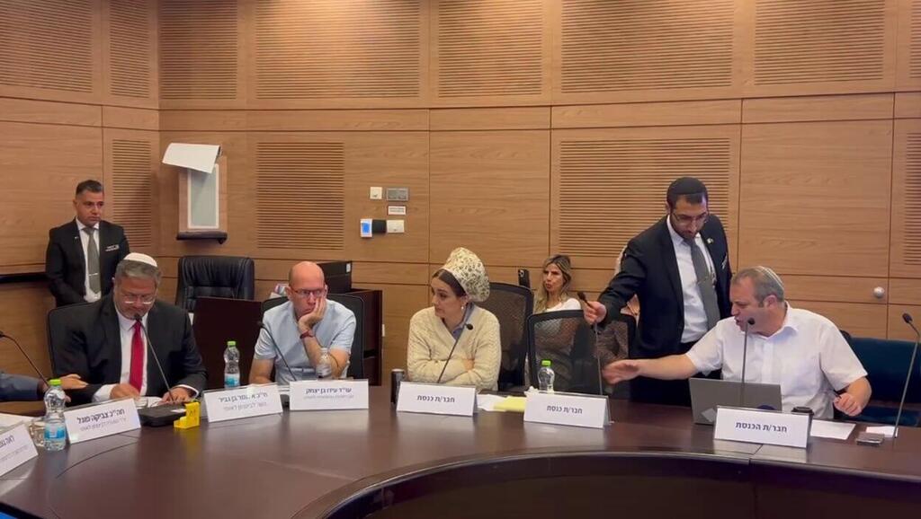 יו"ר צביקה פוגל מוציא את ח"כ גלעד קריב מהדיון בוועדת החוץ והביטחון